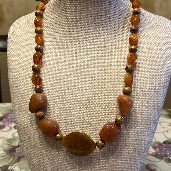 CARNELIAN STONE NECKLACE WITH TOGGEL CLASP AND PEARLS
Vintage Carnelian 18” - Picture 16 of 17